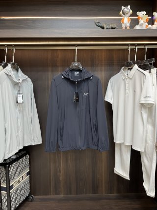 Hoodies & Sweatshirts