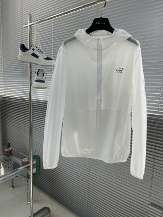 Hoodies & Sweatshirts