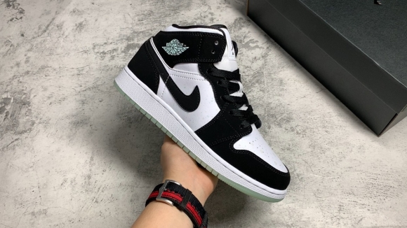 AirJordan1MidSHOES