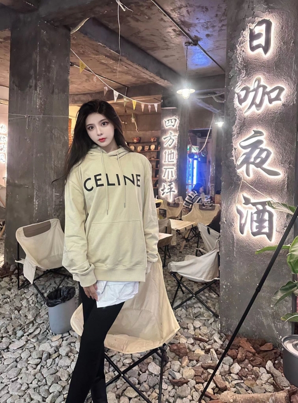 Hoodies & Sweatshirts