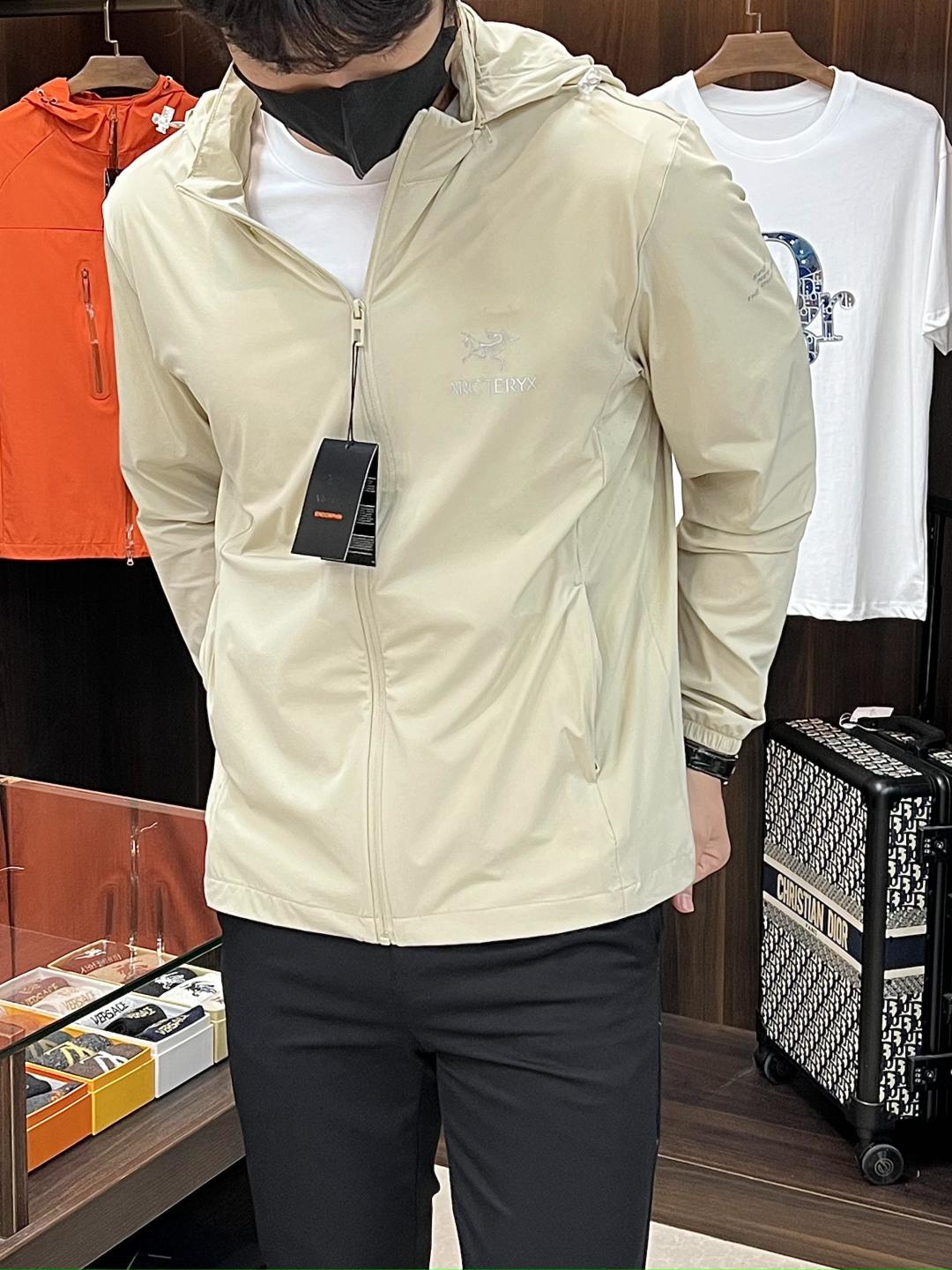 Hoodies & Sweatshirts