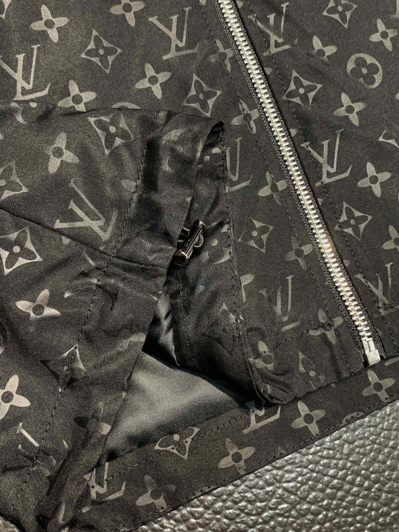 Hoodies & Sweatshirts