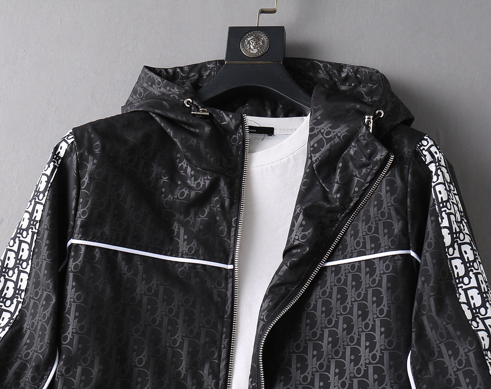 Hoodies & Sweatshirts