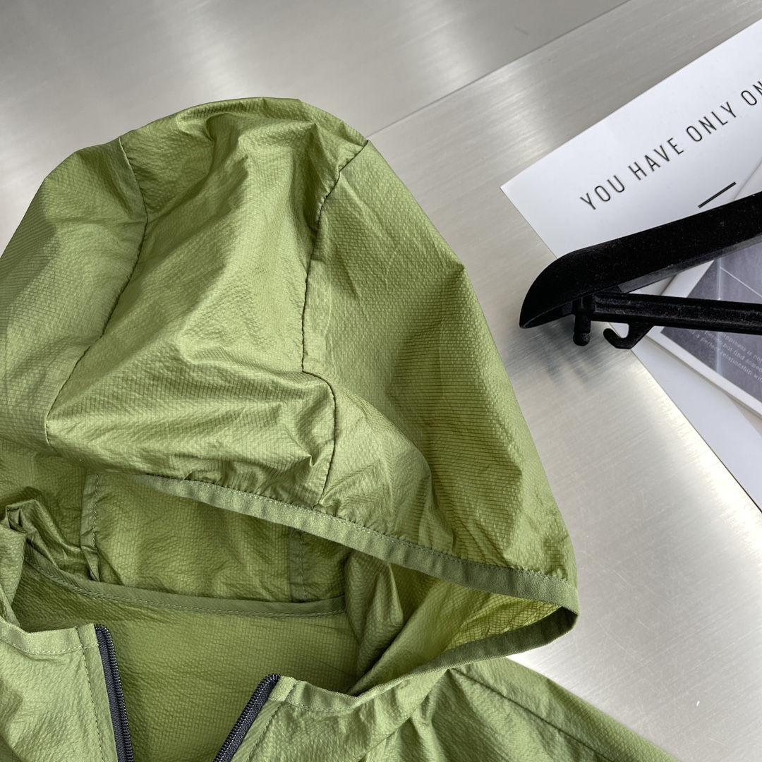 Hoodies & Sweatshirts