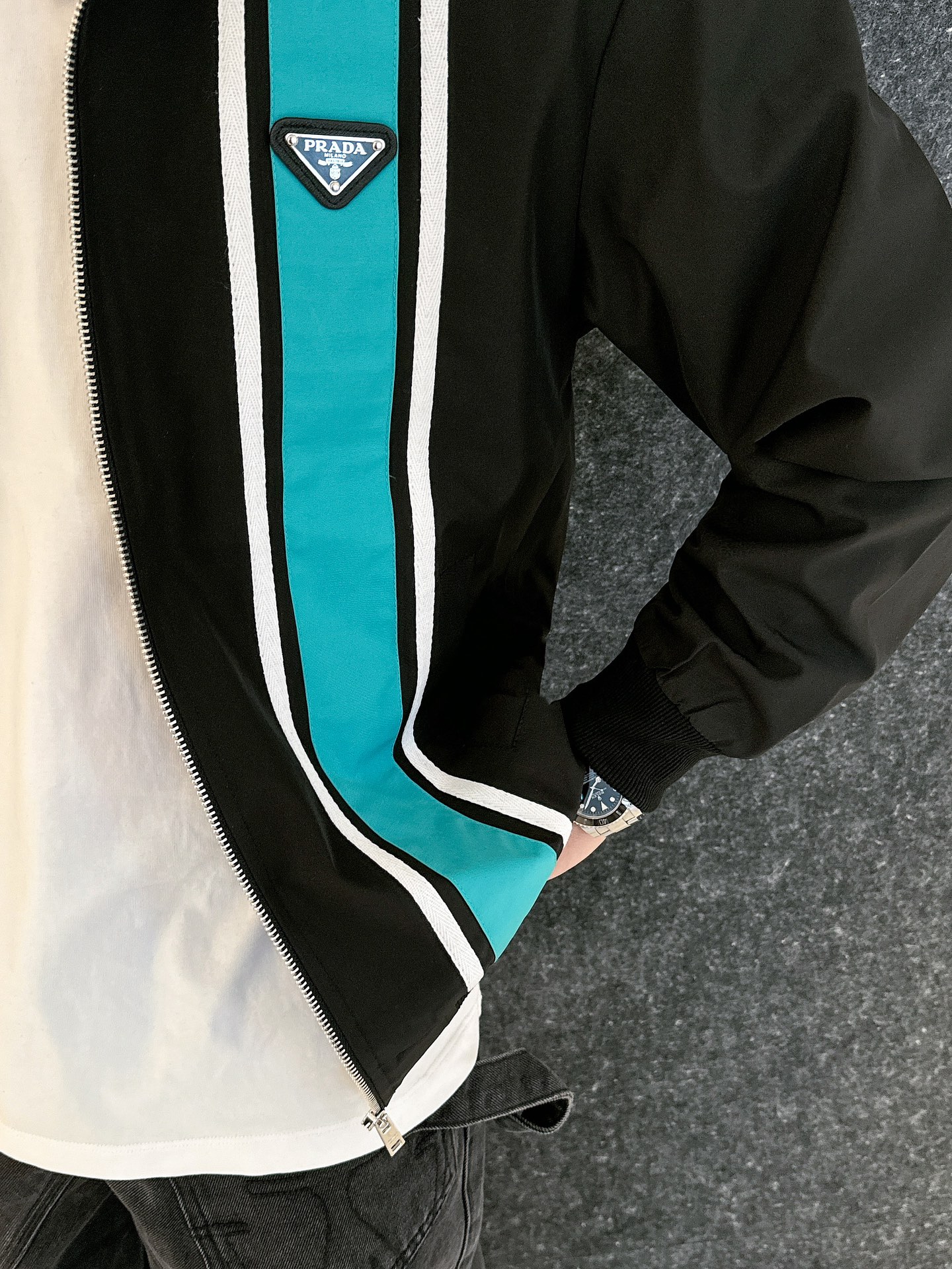 Hoodies & Sweatshirts