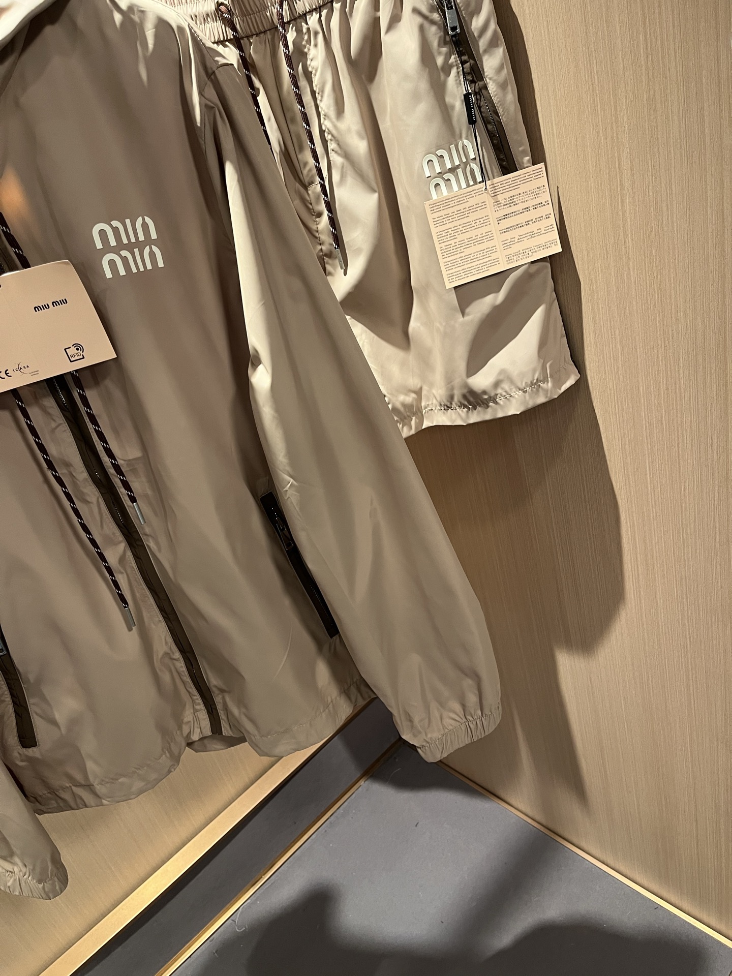 Hoodies & Sweatshirts