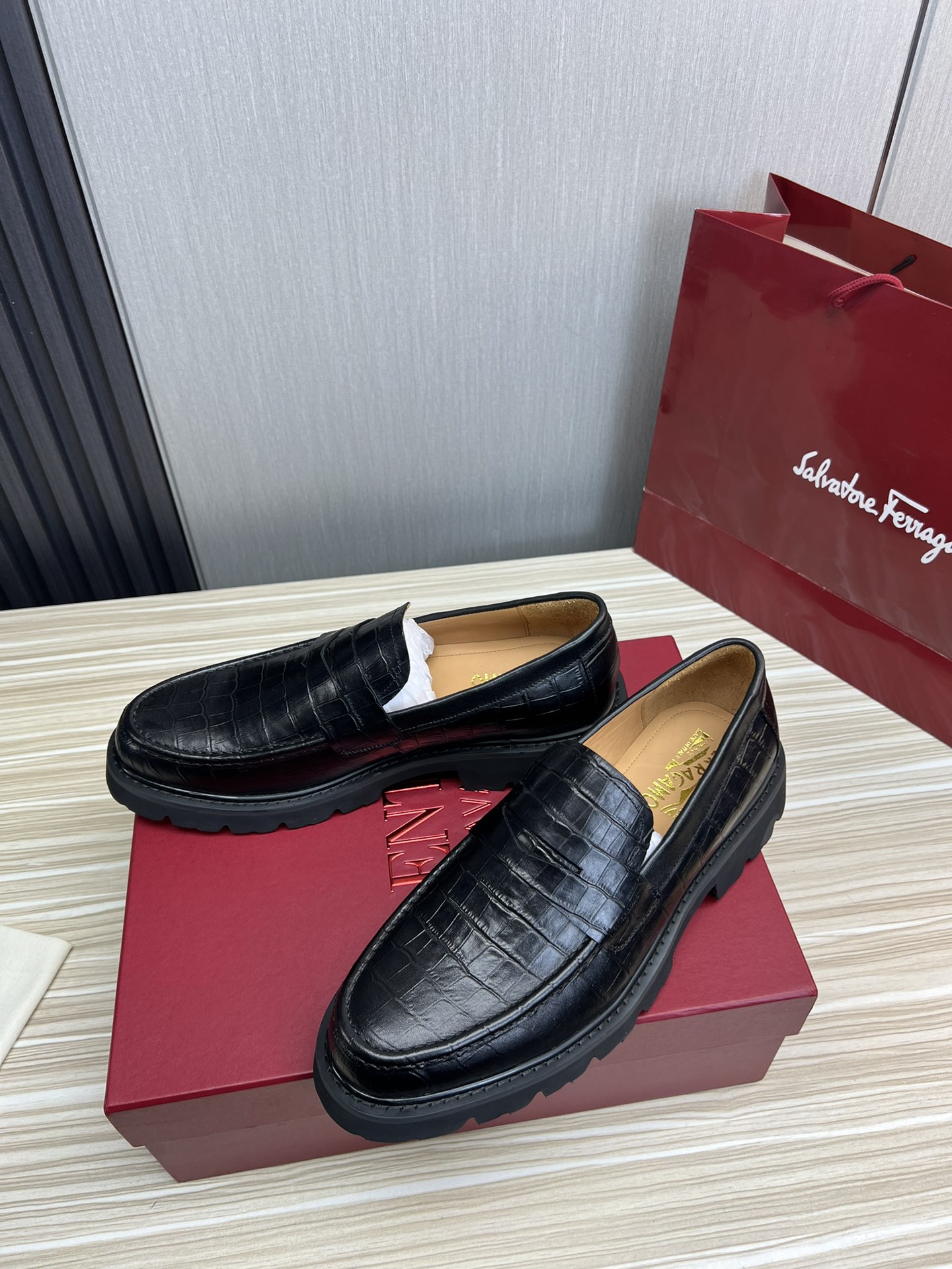 FerragamoSHOES
