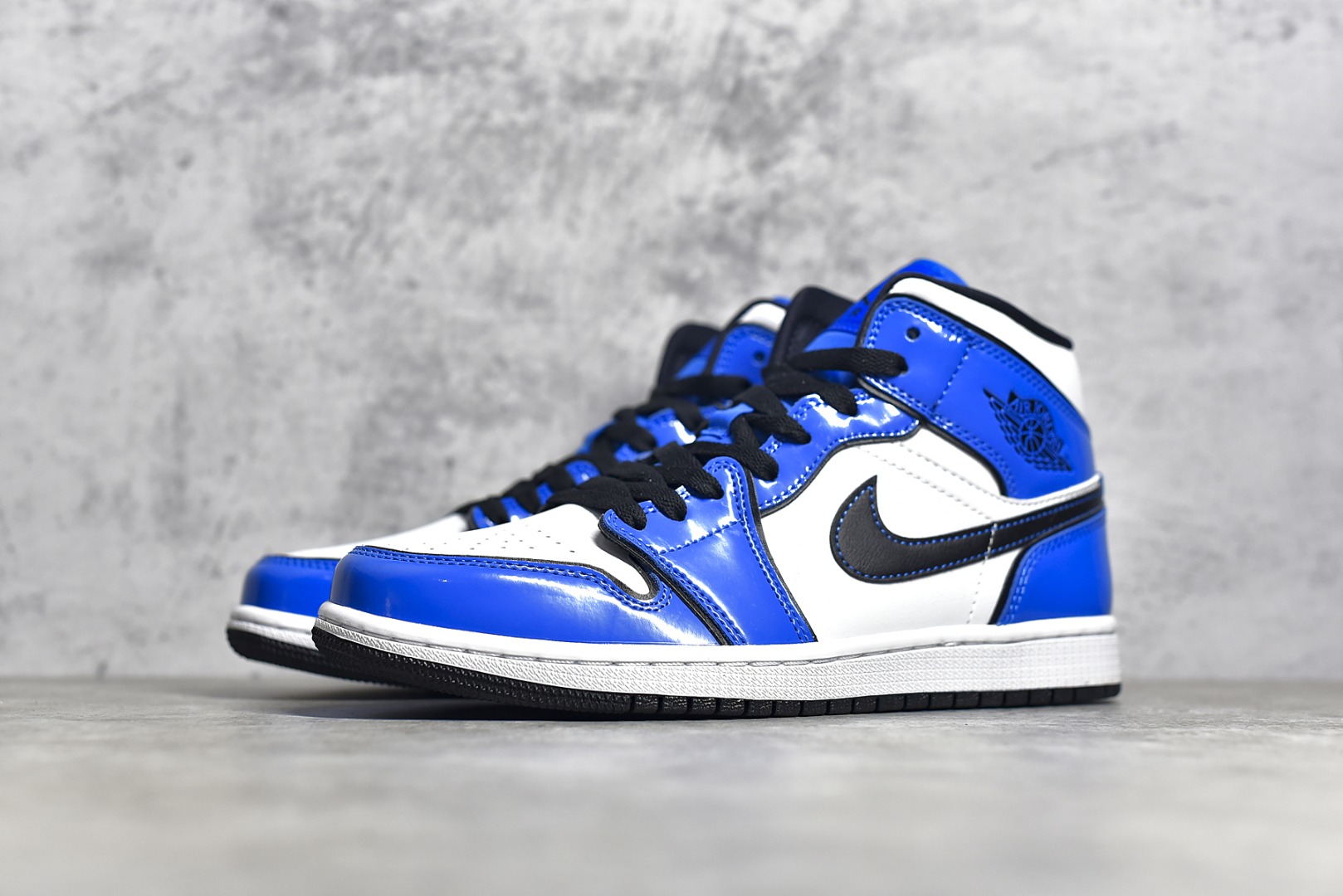 AirJordan1MidSHOES