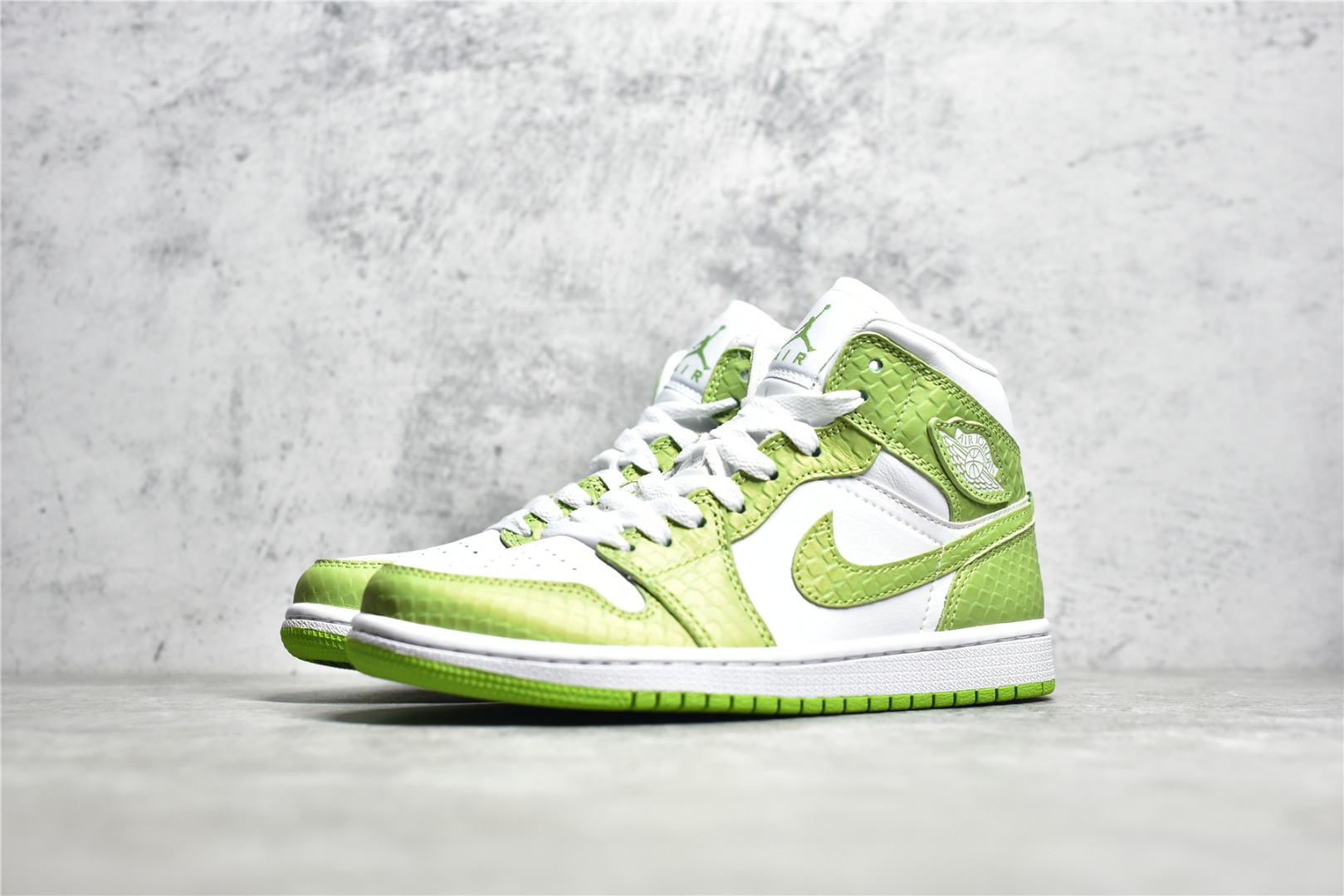 AirJordan1MidSHOES