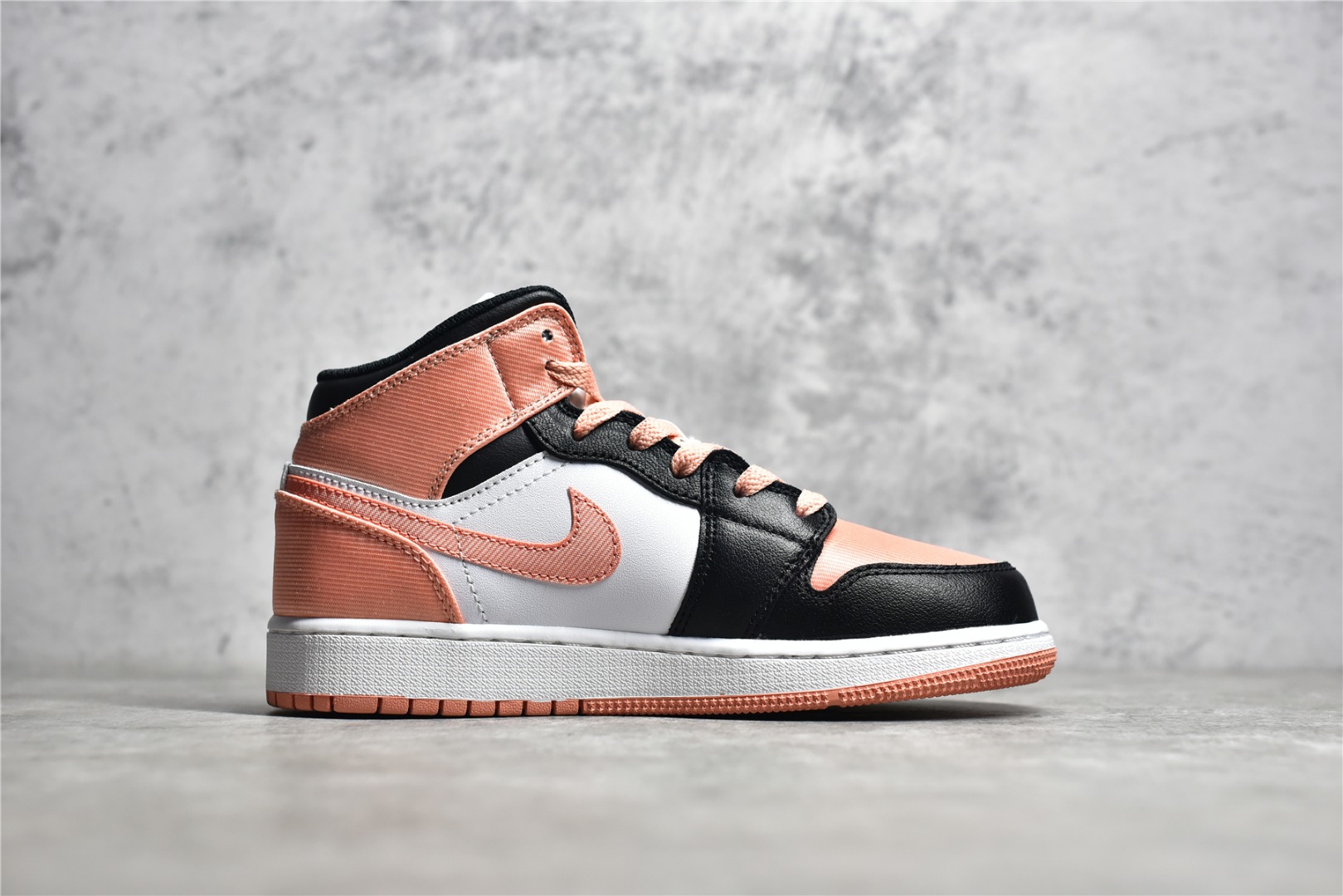 AirJordan1MidSHOES